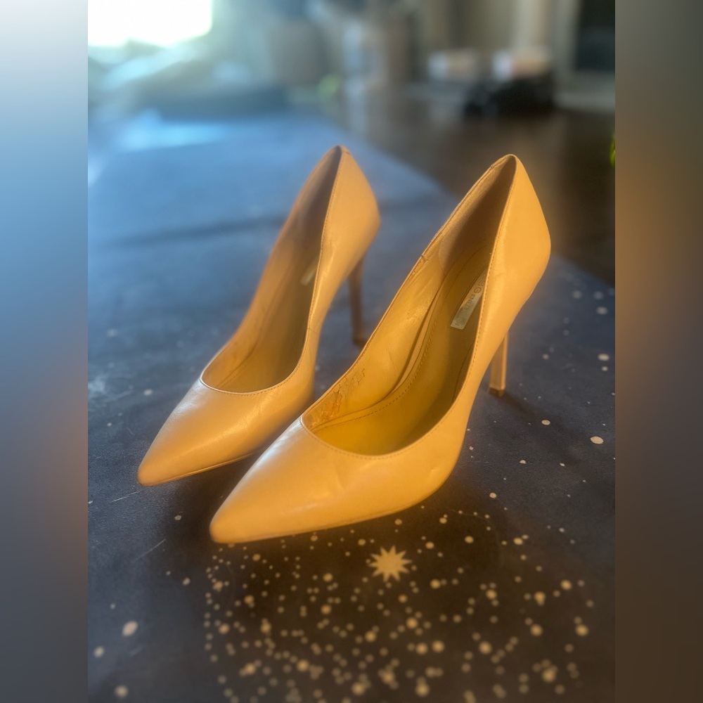 BCBG Nude Heels sz 9 pointed toe pumps